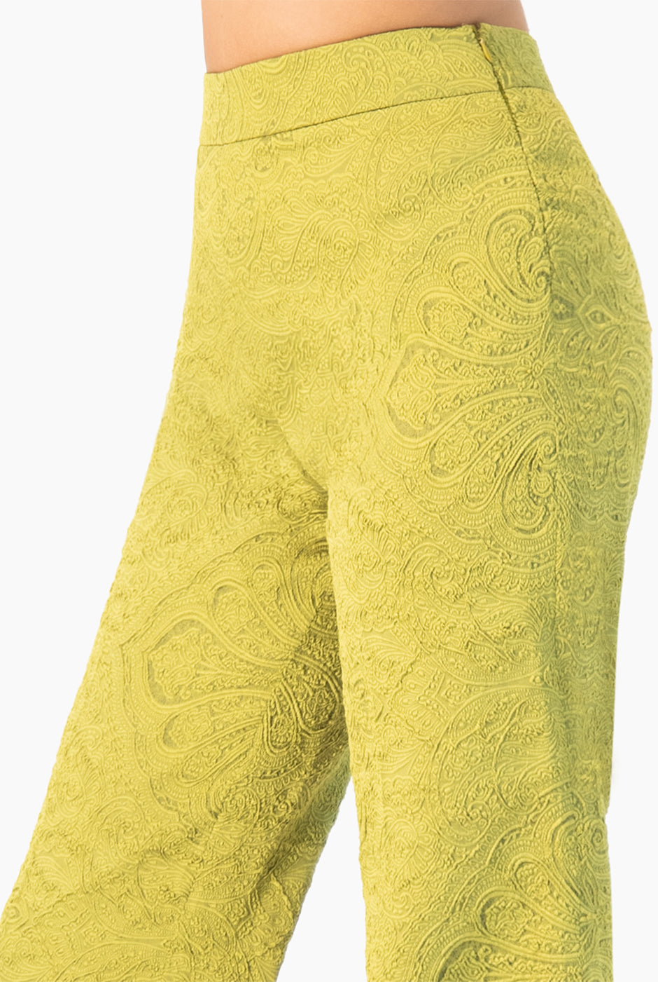 Pantalón verde de pierna amplia con textura visible y dobladillo ancho