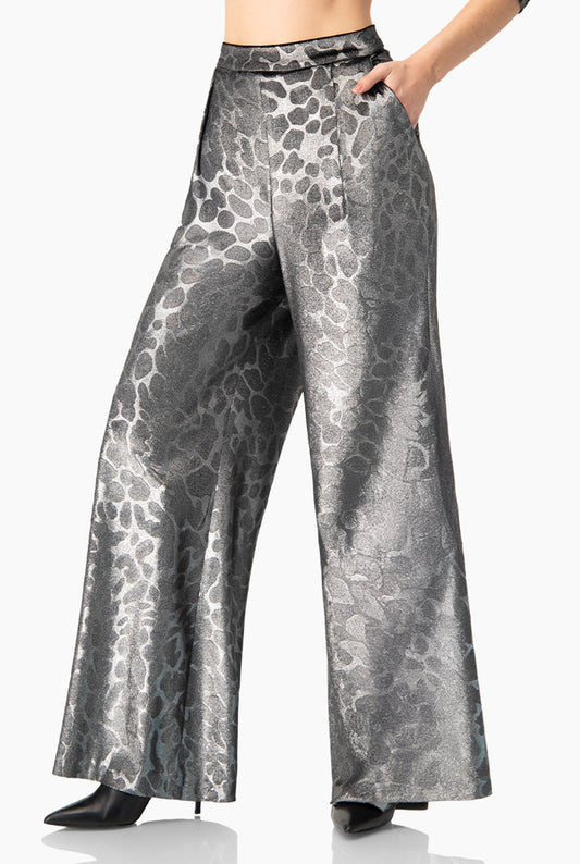 Pantalón palazzo plateado con estampado animal print elegante