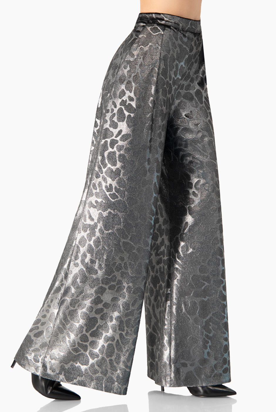 Pantalón palazzo plateado con estampado animal print elegante