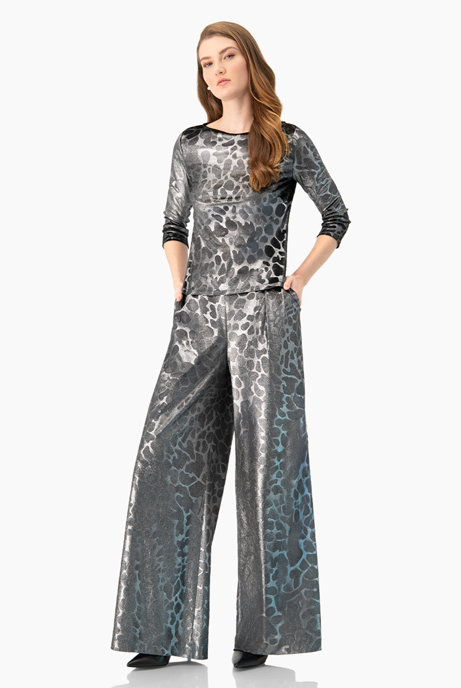 Pantalón palazzo plateado con estampado animal print elegante