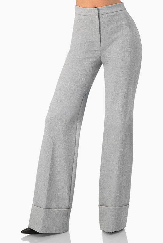 Pantalón campana gris con dobladillo ancho