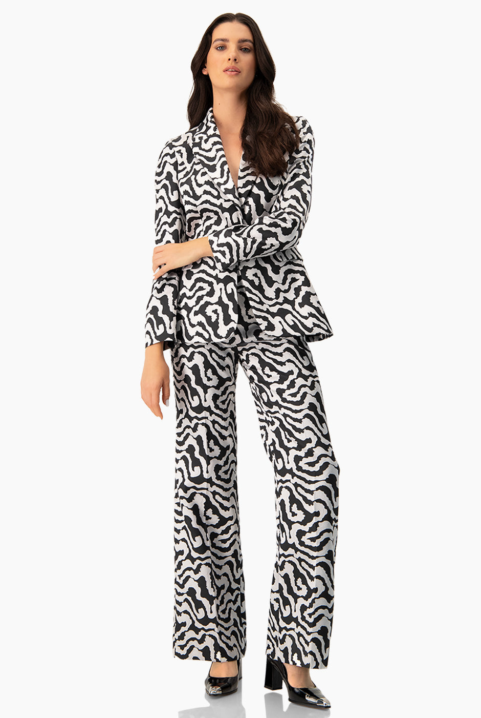 Pantalón recto plateado con estampado animal print y cierre lateral