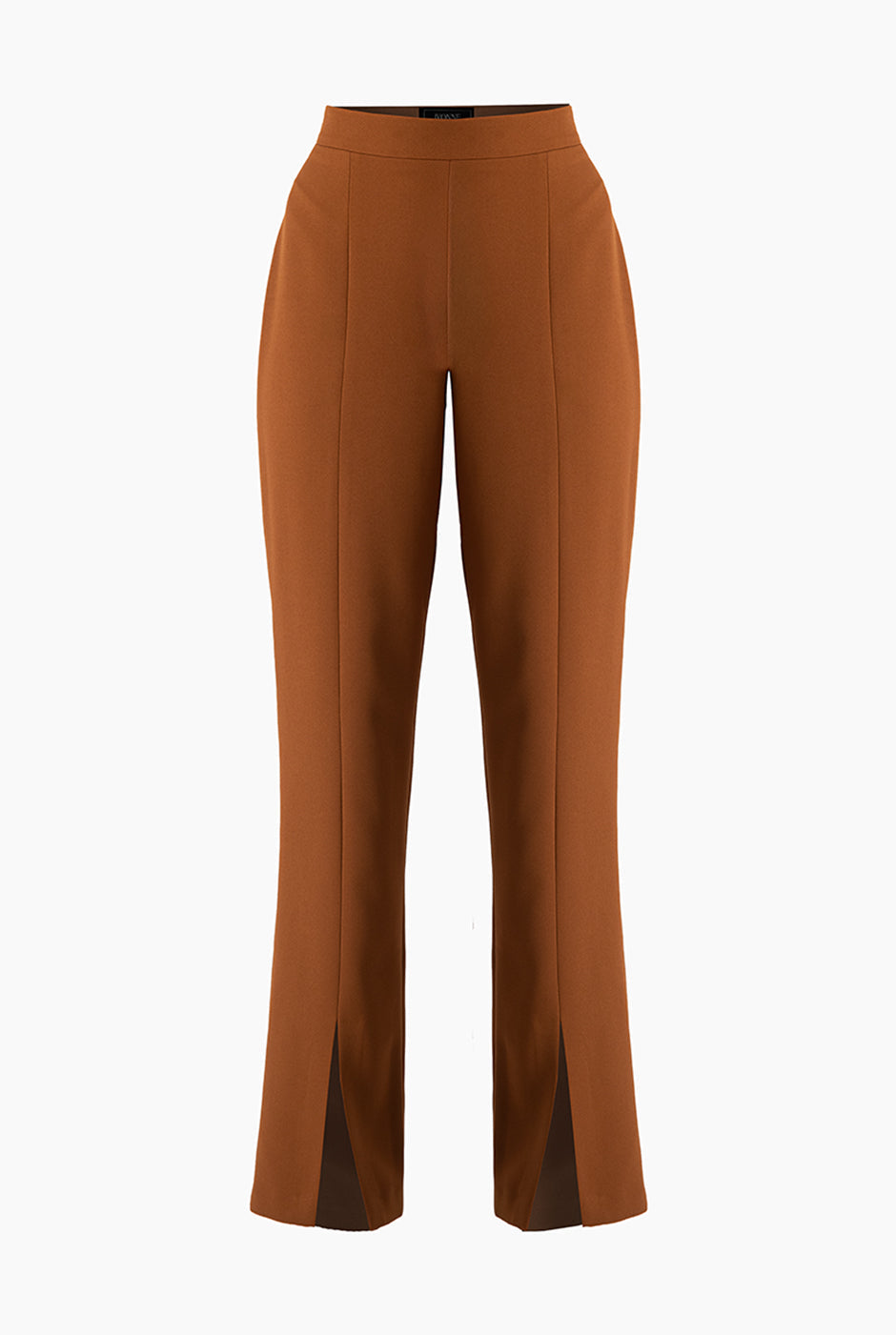 Pantalón café recto con aberturas en las piernas
