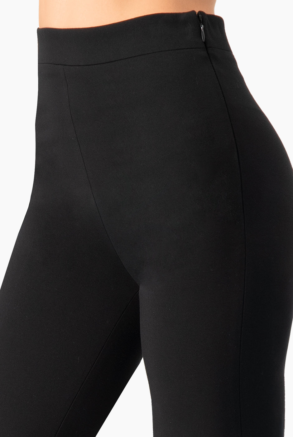 Pantalón negro recto con cierre lateral, diseño liso y formal