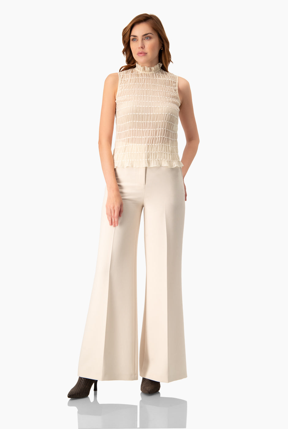 Pantalón liso marfil con pierna amplia y bolsillos