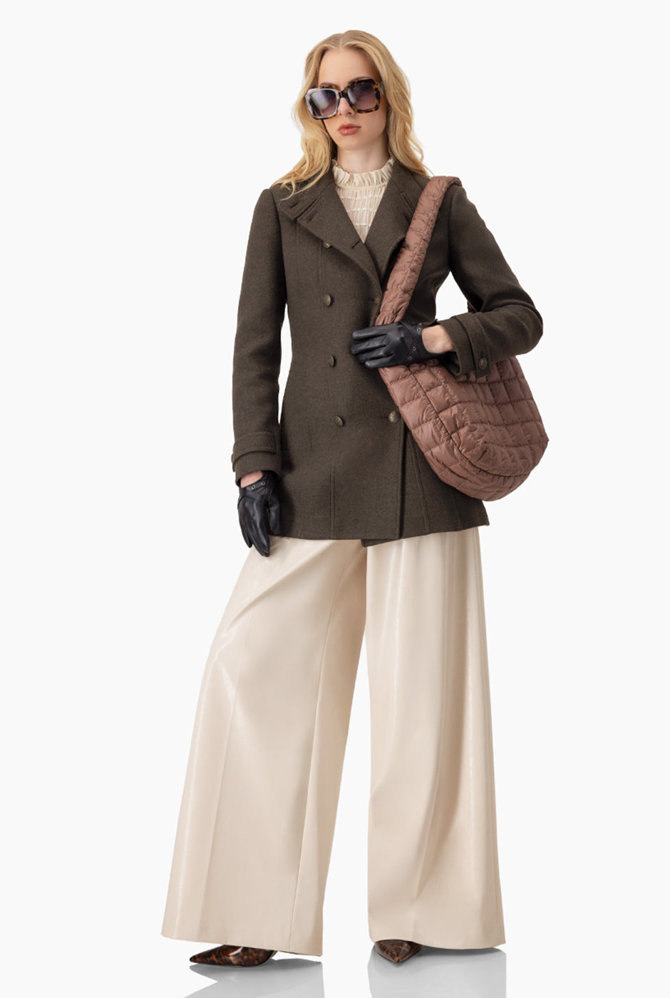 Pantalón amplio marfil de vinipiel con bolsillos laterales.