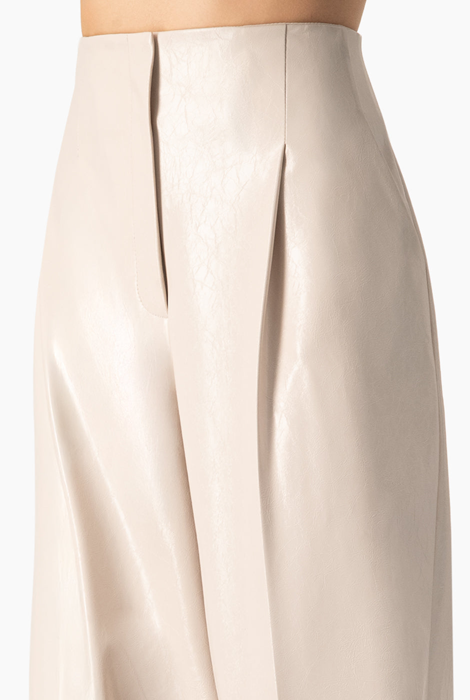 Pantalón amplio marfil de vinipiel con bolsillos laterales.