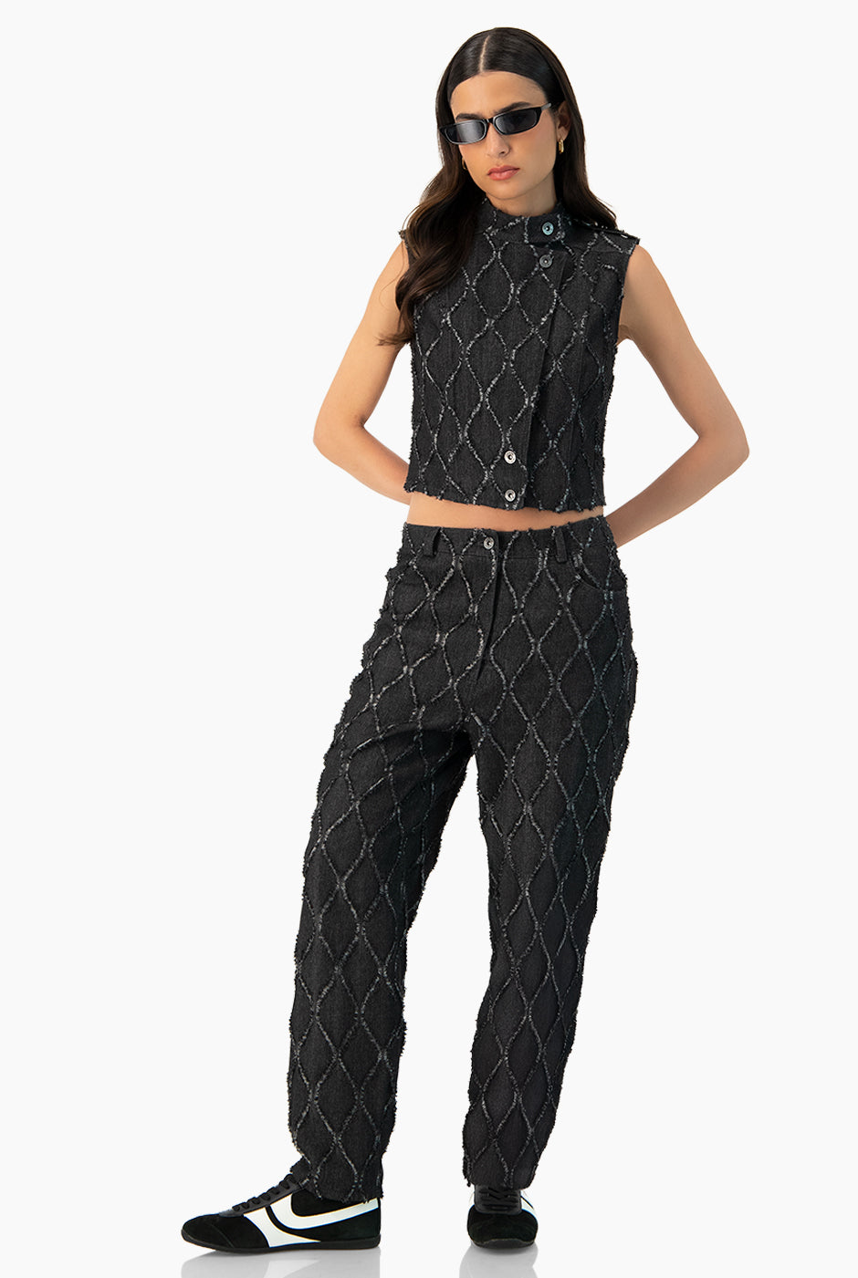 Pantalón recto negro con detalle de destrucción y bolsillos