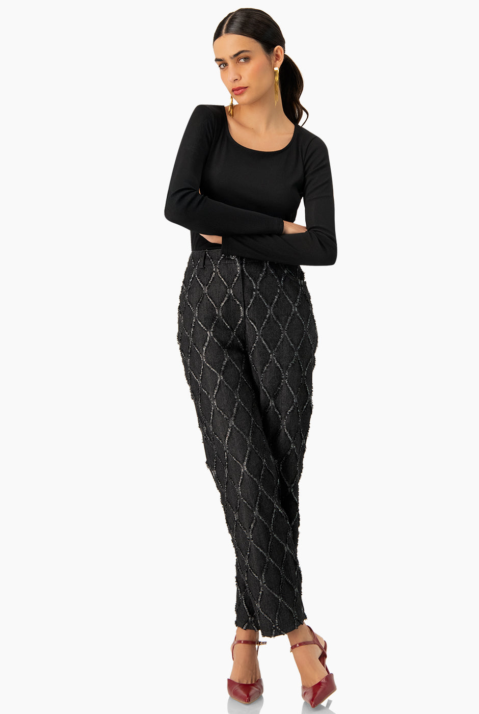 Pantalón recto negro con detalle de destrucción y bolsillos