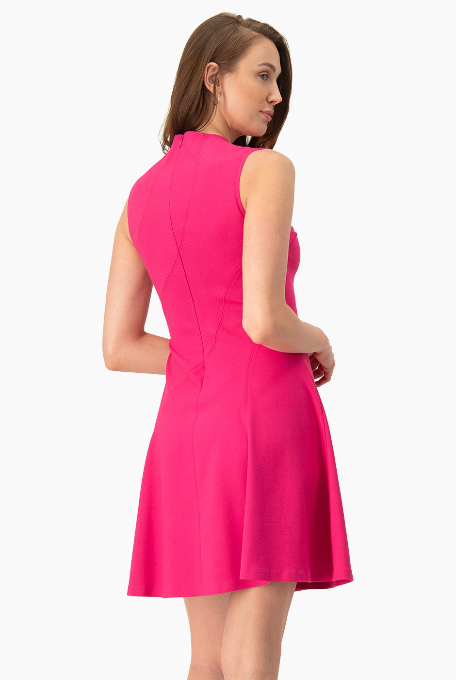 Vestido corto liso rosa sin mangas, cuello redondo