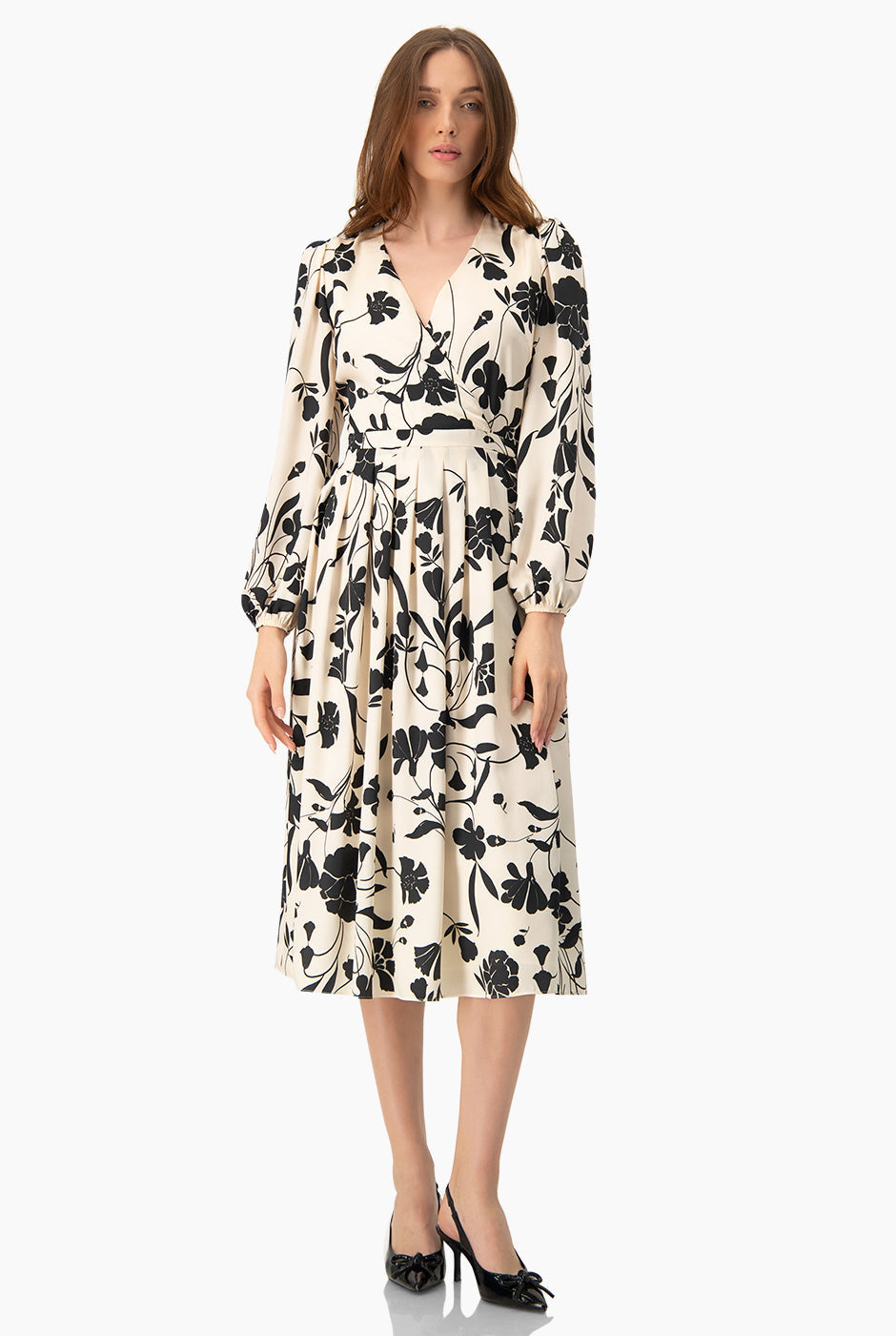 Vestido midi negro con estampado floral y escote en V