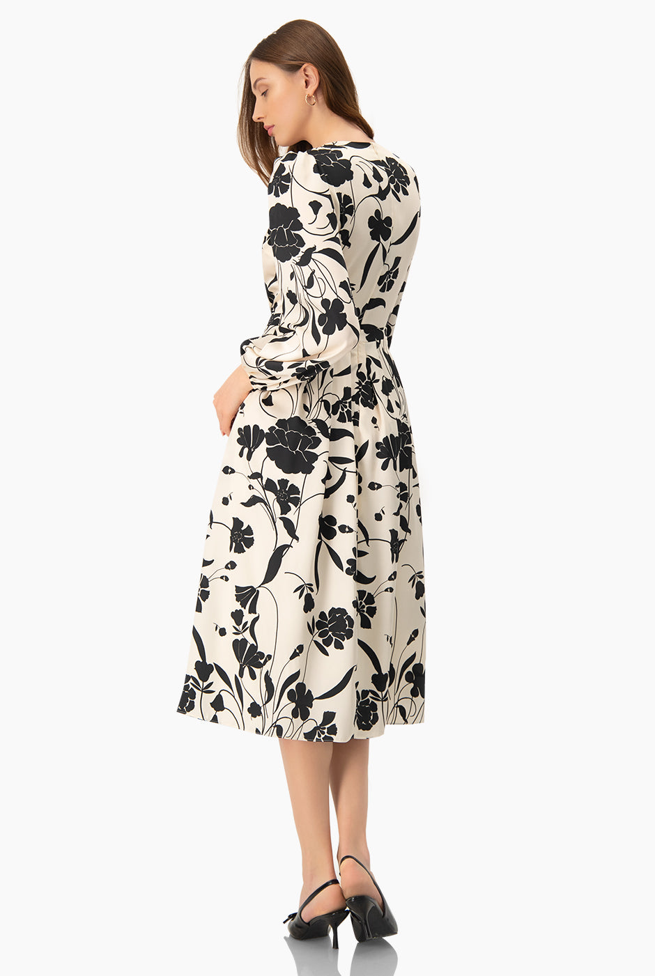 Vestido midi negro con estampado floral y escote en V