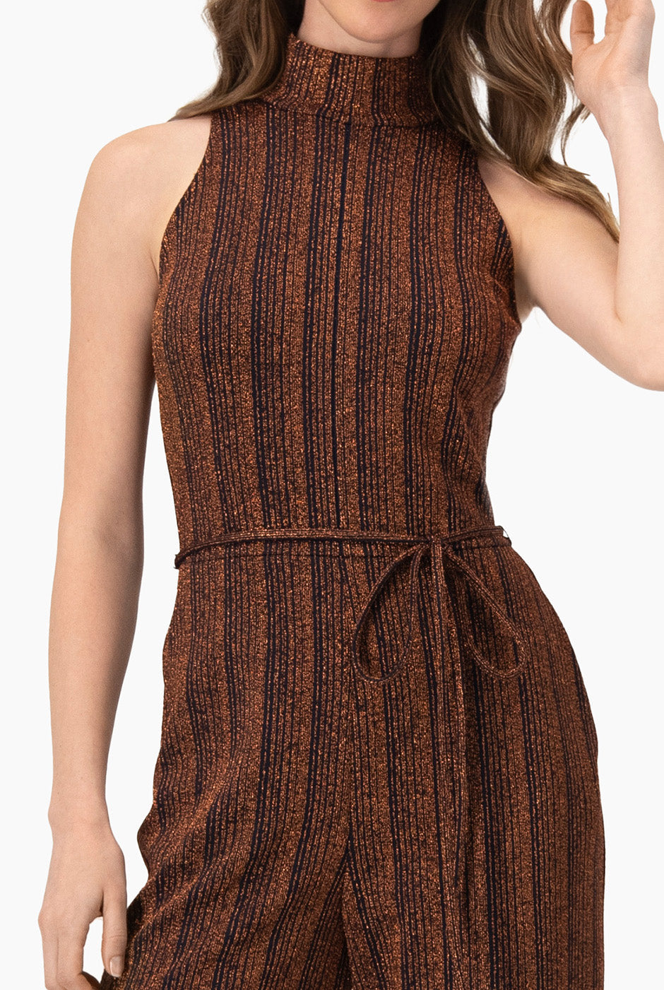 Jumpsuit azul marino amplio con cinturón y rayas