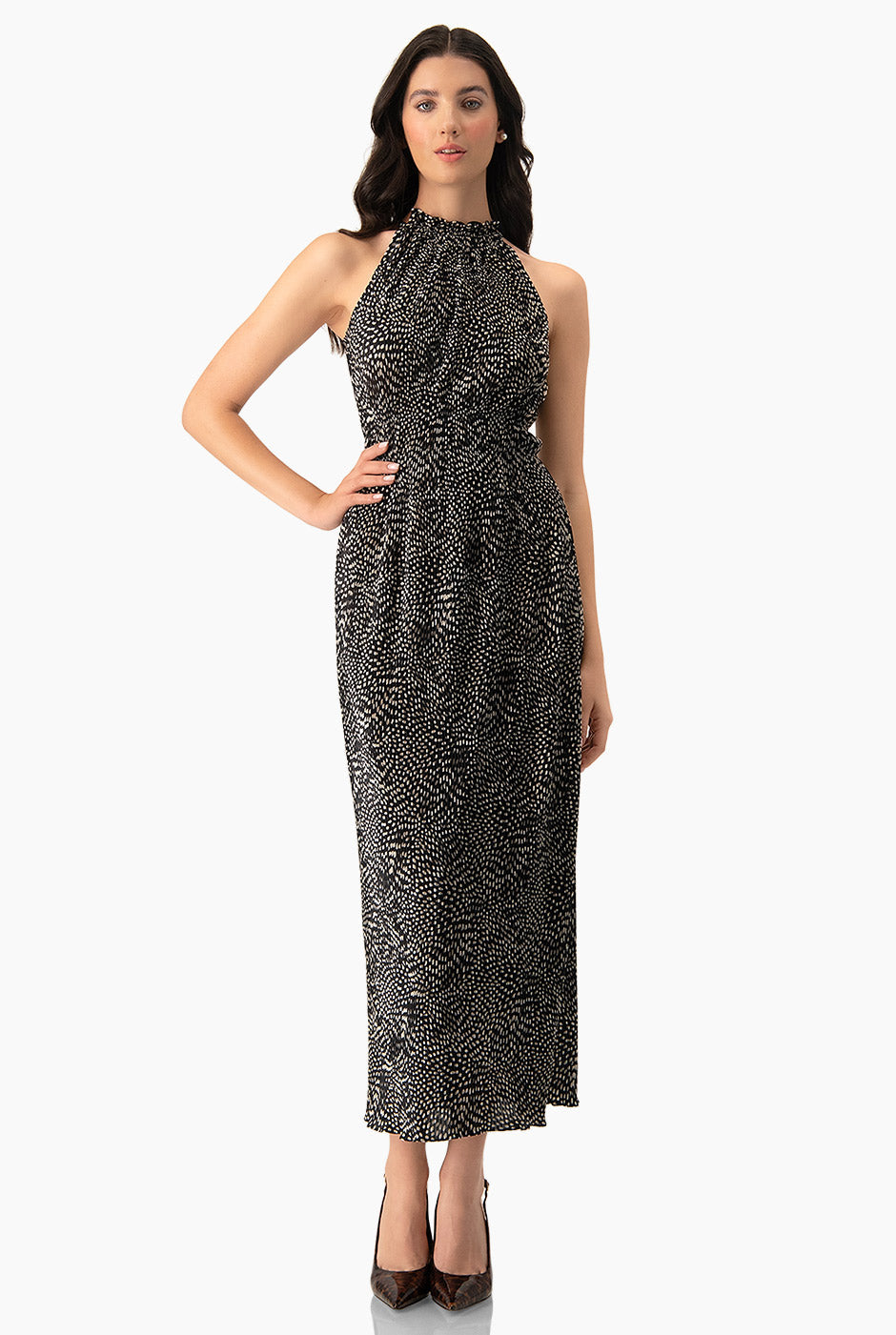 Vestido largo negro plisado con estampado de lunares y cuello halter