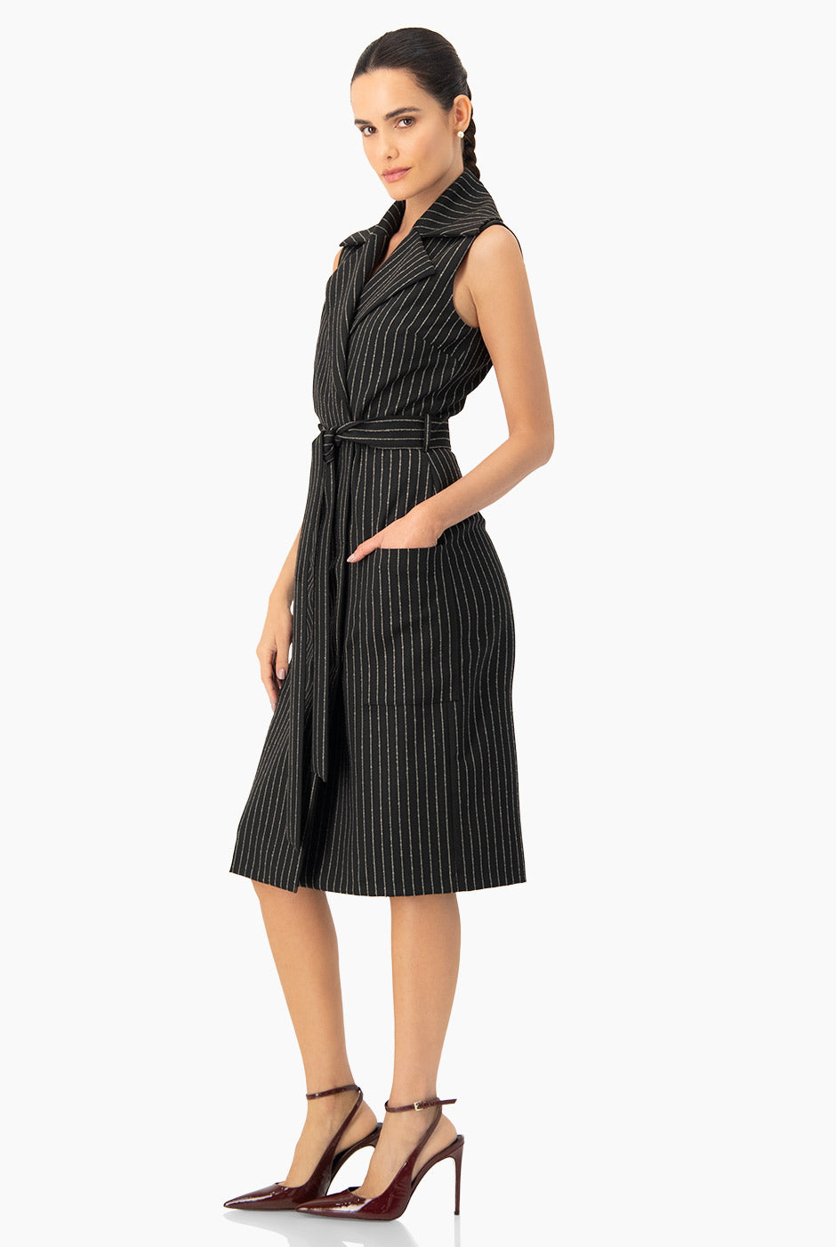 Vestido largo cruzado negro con estampado de rayas y cinturón