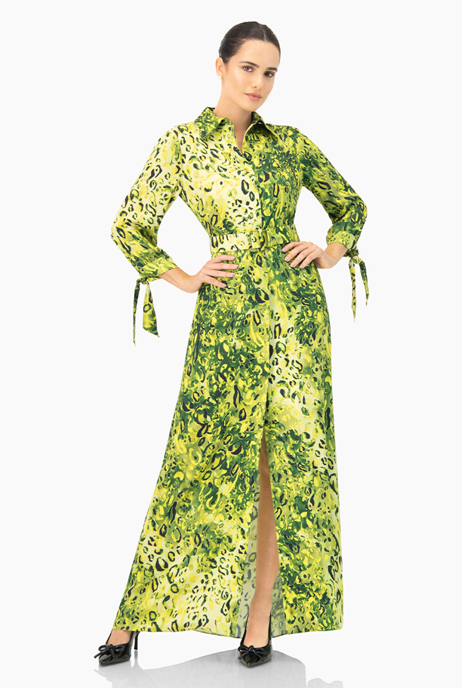 Maxi vestido camisero verde con estampado animal print y cinturón