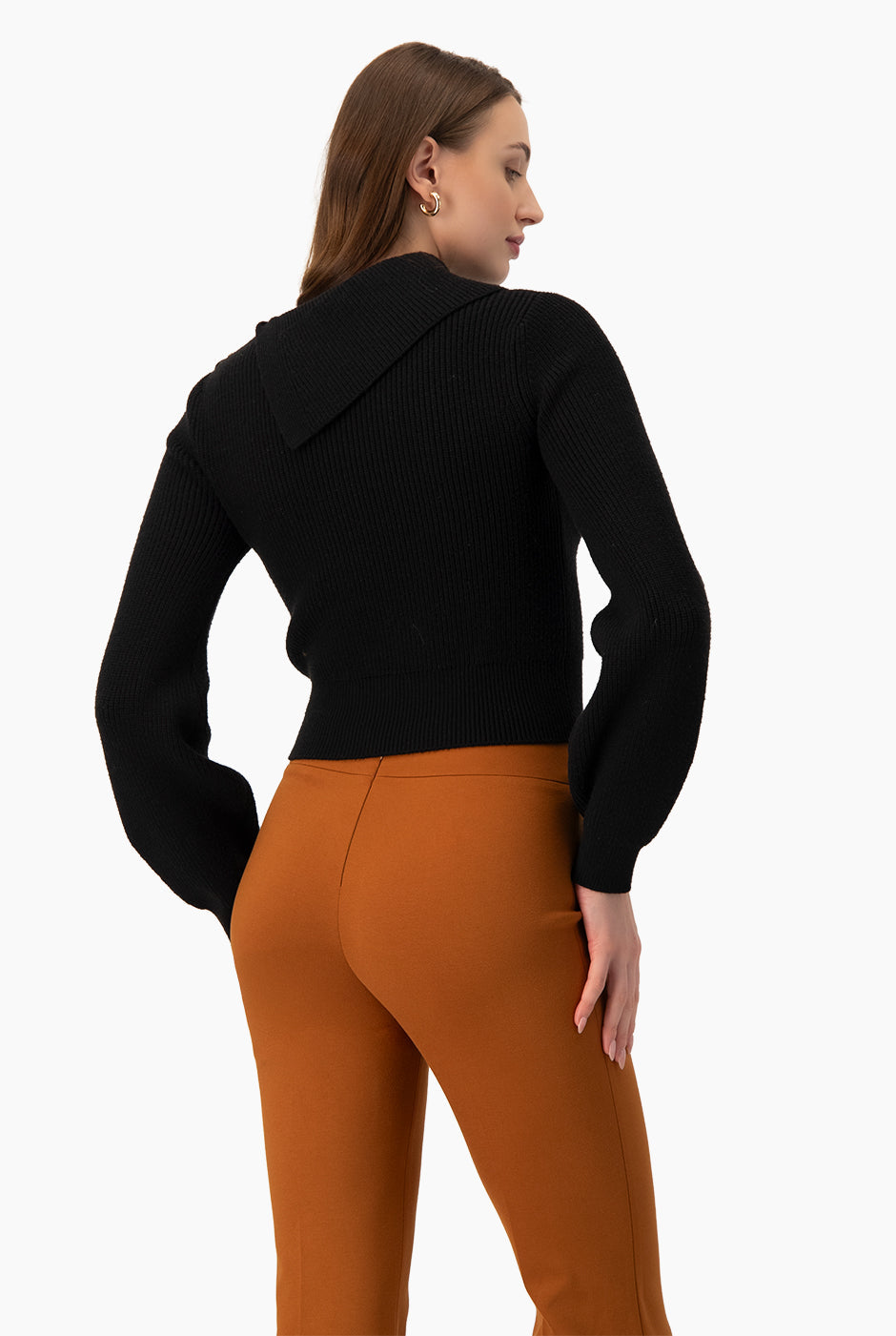 Suéter negro con cuello asimétrico y botones decorativos