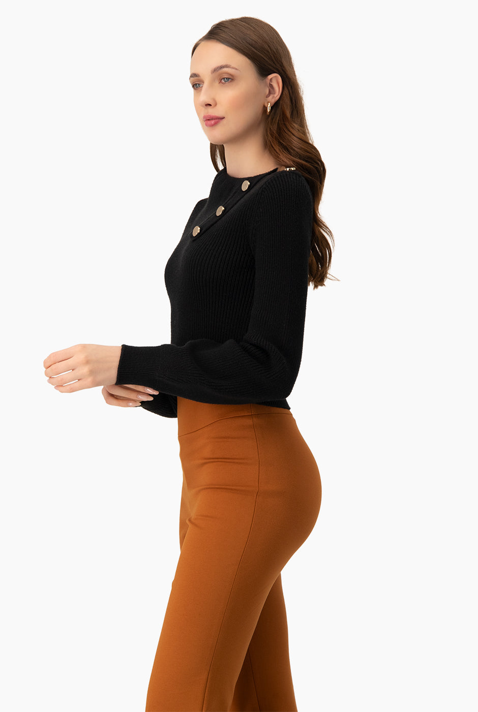 Suéter negro con cuello asimétrico y botones decorativos