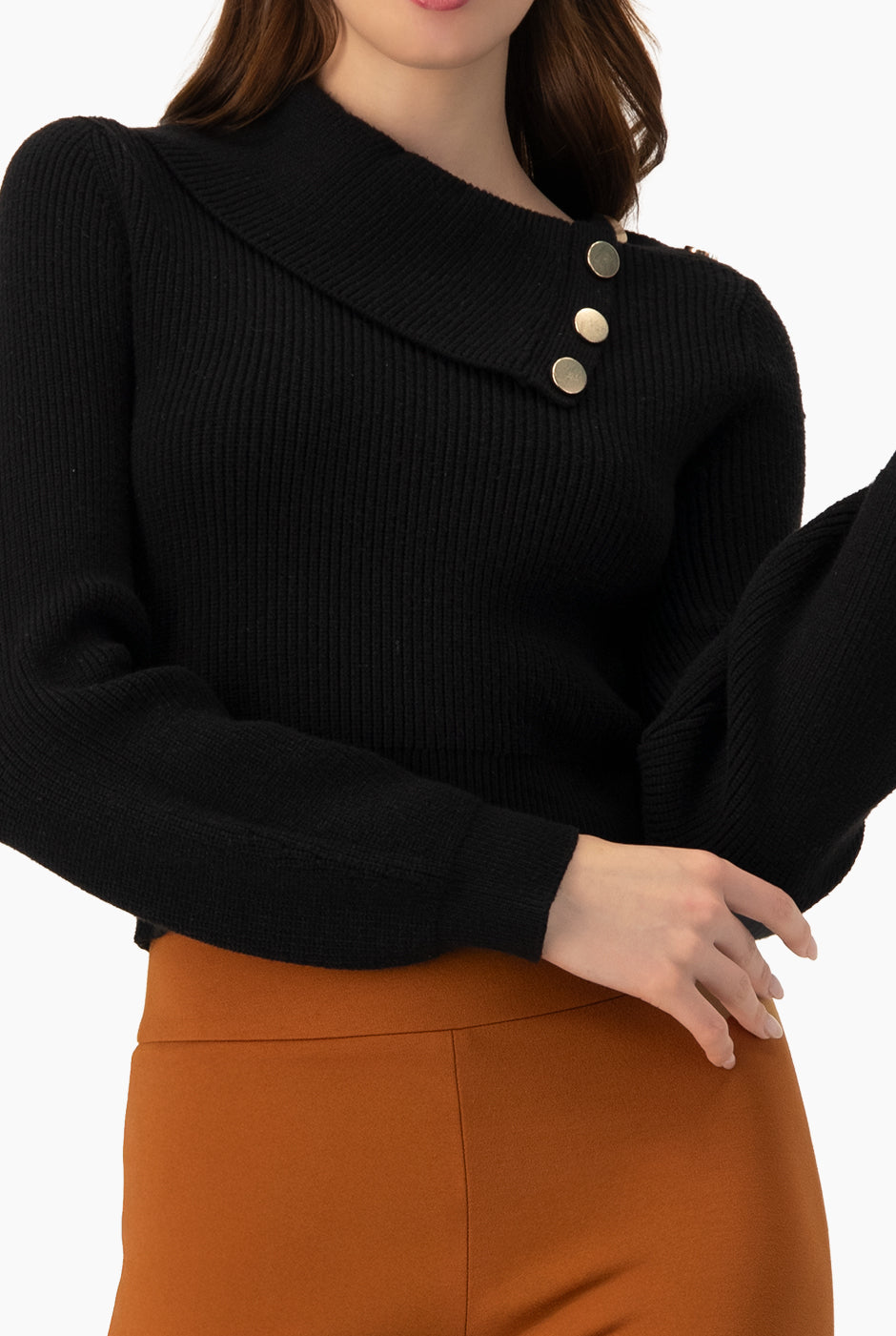 Suéter negro con cuello asimétrico y botones decorativos