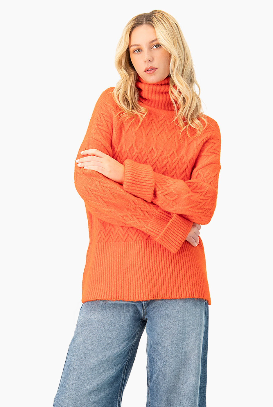 Suéter tejido oversized naranja con cuello tortuga y patrón geométrico