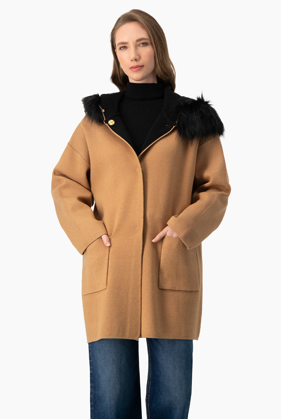 Cárdigan beige con gorro de pelo sintético y bolsillos