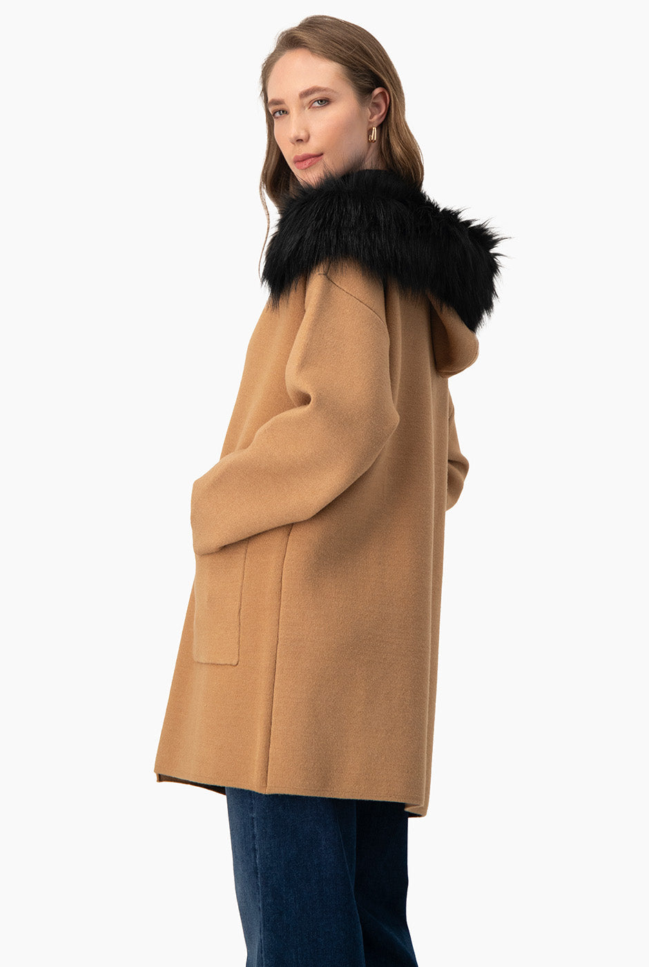 Cárdigan beige con gorro de pelo sintético y bolsillos