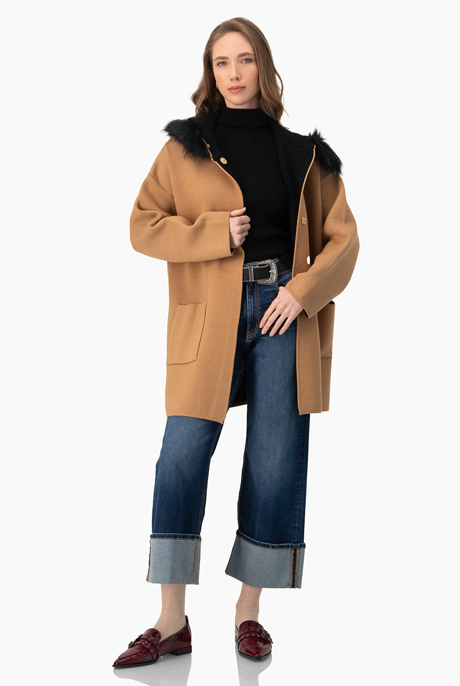 Cárdigan beige con gorro de pelo sintético y bolsillos