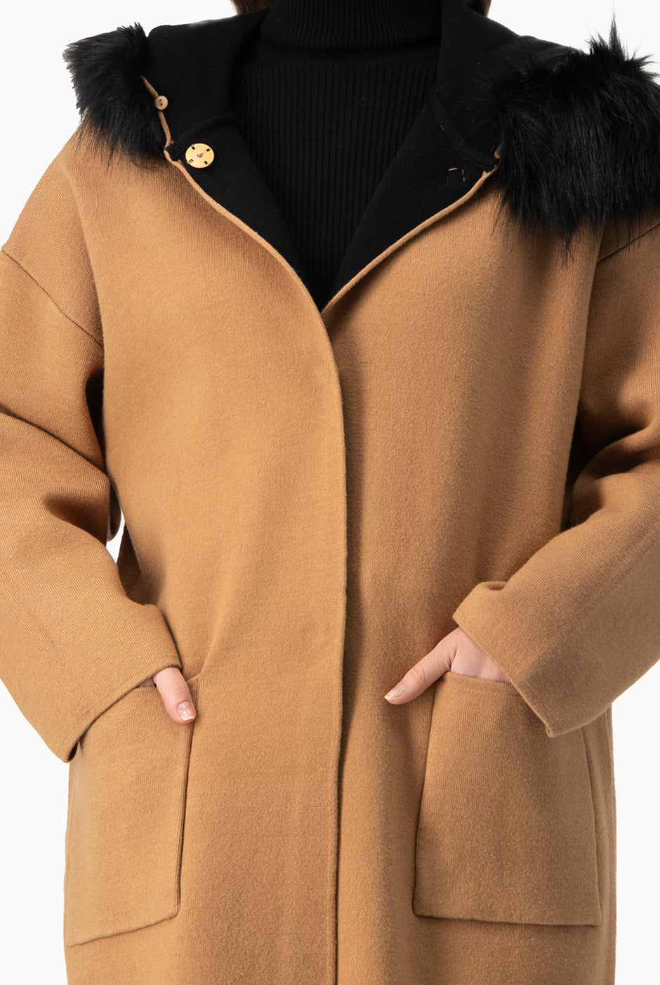 Cárdigan beige con gorro de pelo sintético y bolsillos