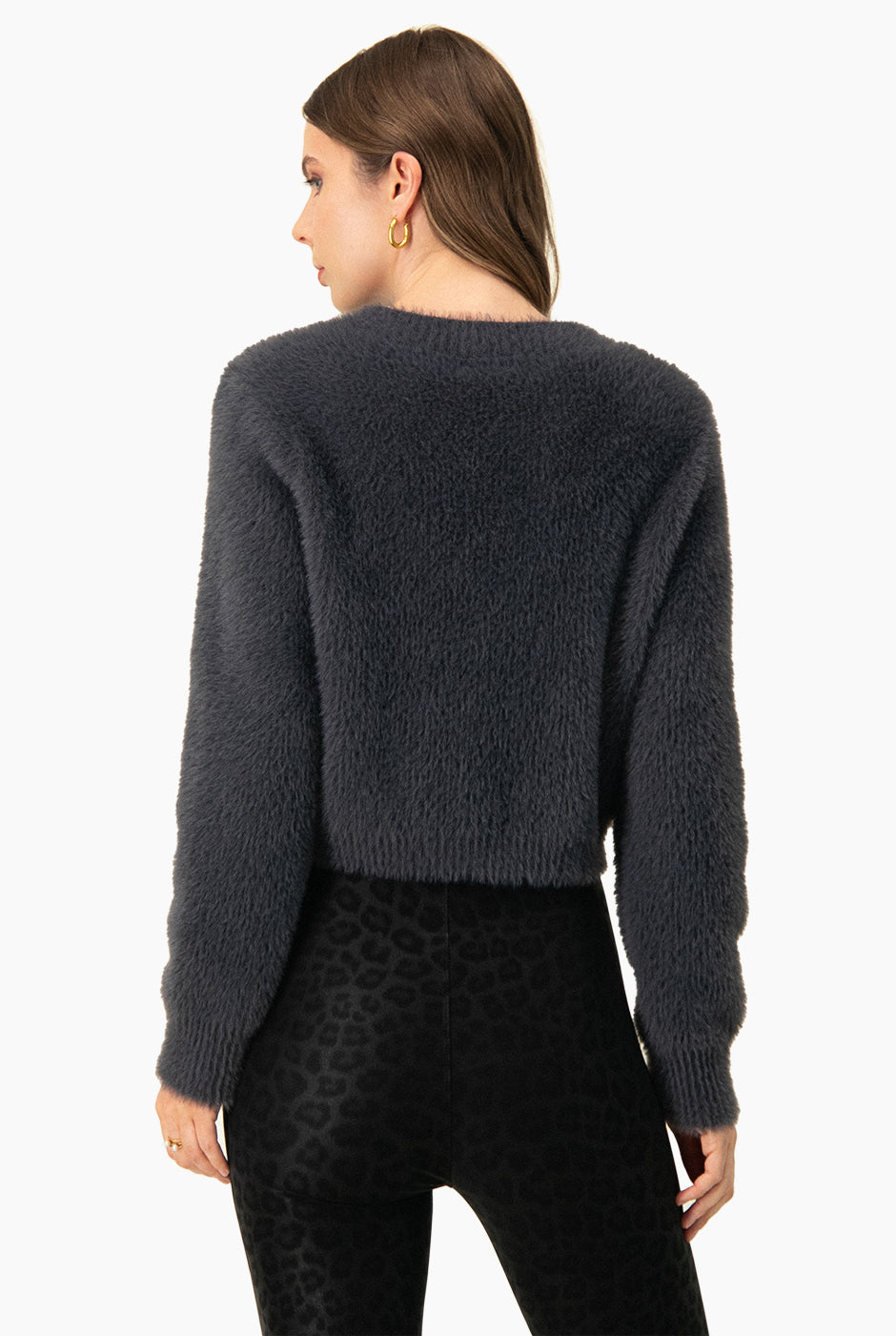 Suéter crop gris con cuello alto y mangas largas