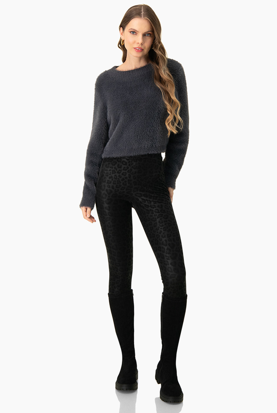 Suéter crop gris con cuello alto y mangas largas