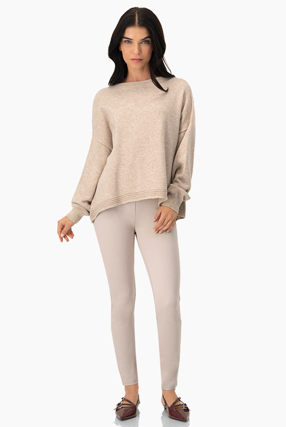 Pullover beige con detalle crochet en ruedo inferior