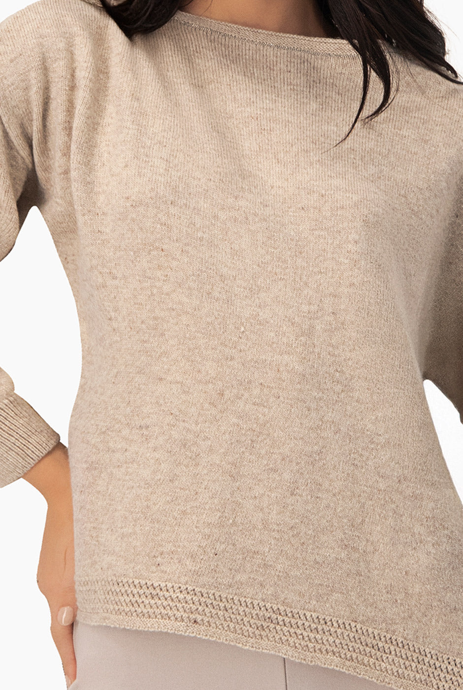 Pullover beige con detalle crochet en ruedo inferior