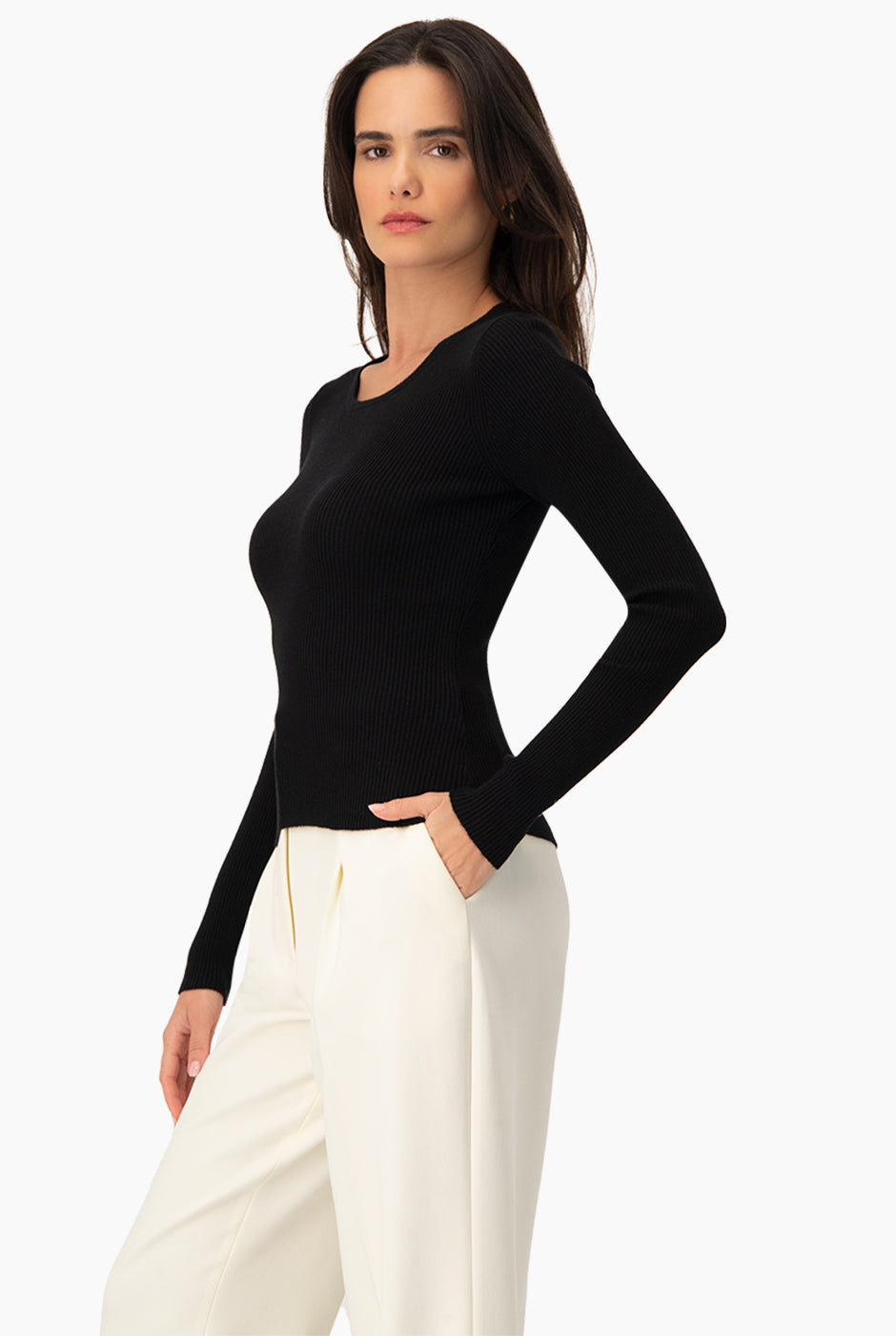 Suéter negro acanalado con cuello redondo y manga larga