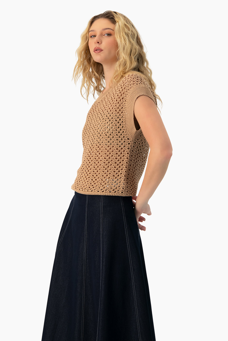 Suéter corto V-Rib calado color camello