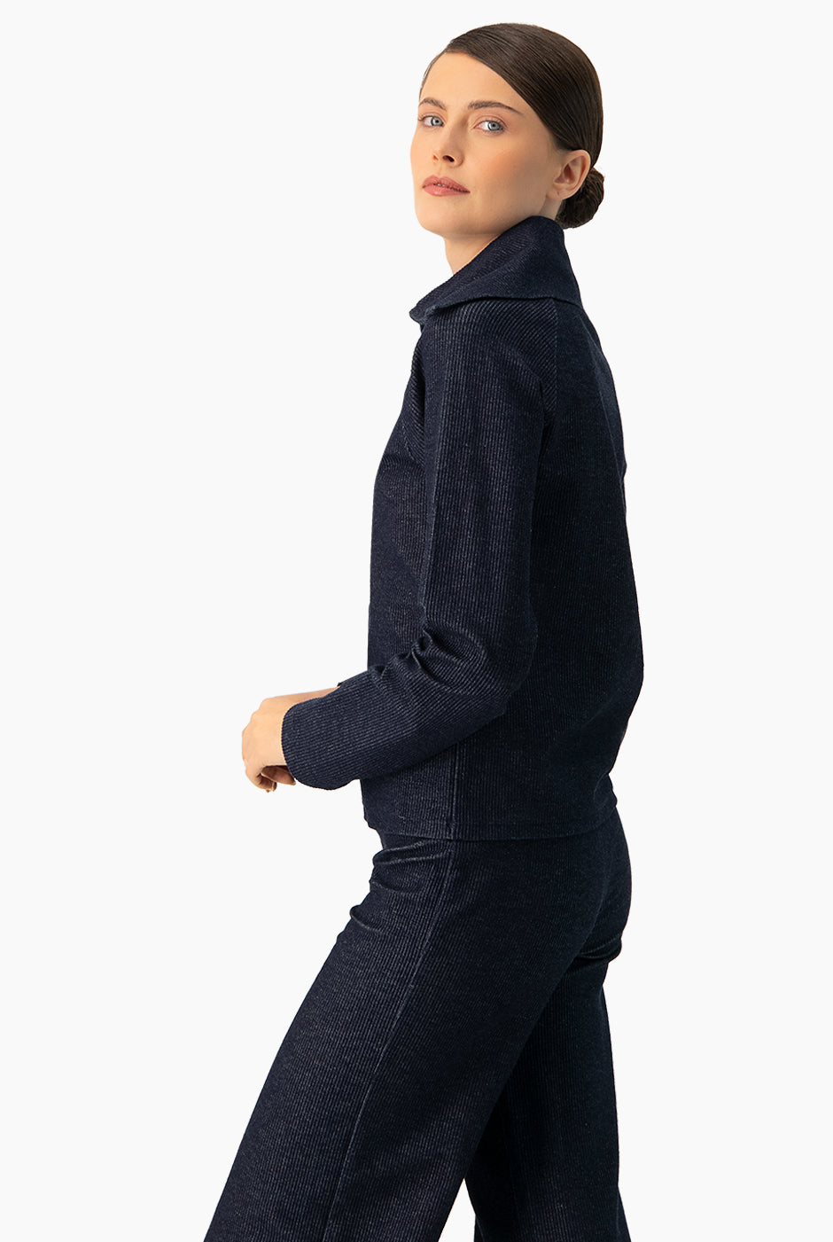 Suéter acanalado azul marino con cierre y cuello alto
