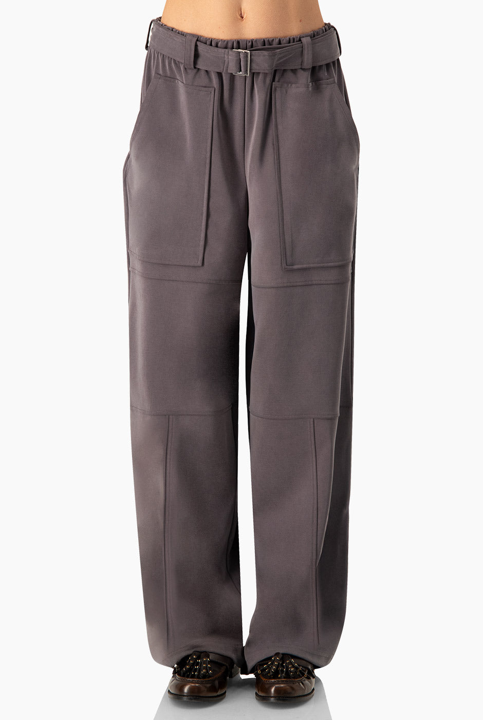 Pantalón Extra Soft gris con bolsillos grandes y cinturón