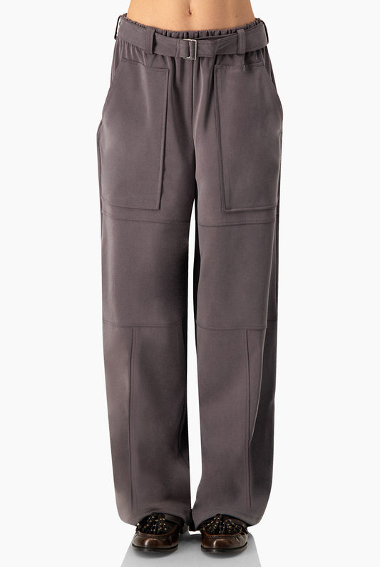 Pantalón Extra Soft gris con bolsillos grandes y cinturón