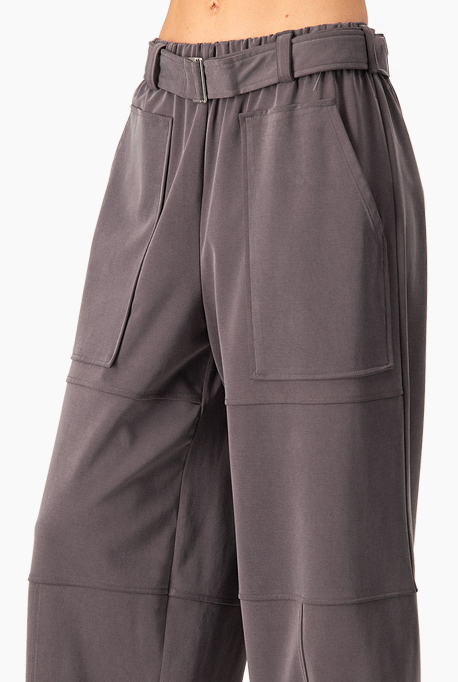 Pantalón Extra Soft gris con bolsillos grandes y cinturón