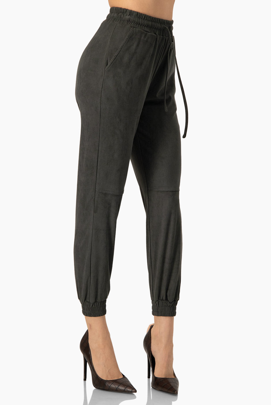 Pantalón Jogger Suede verde con pretina ajustable y bolsillos