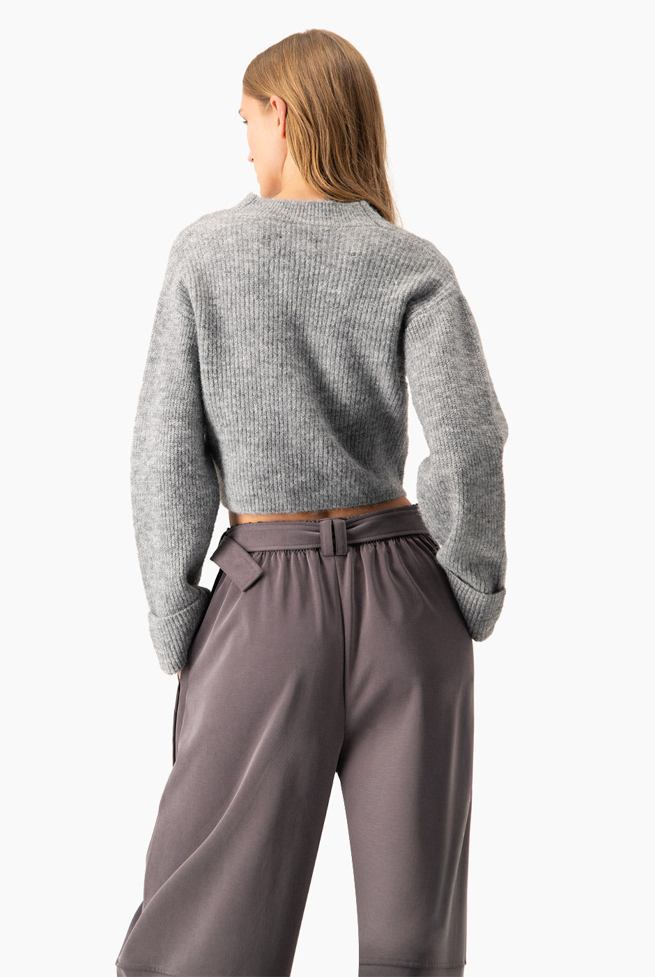 Suéter corto jaspe con diseño anudado y mangas largas